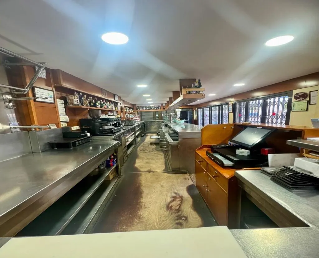 Restaurante con vivienda a 50 m de la playa de Castelldefels